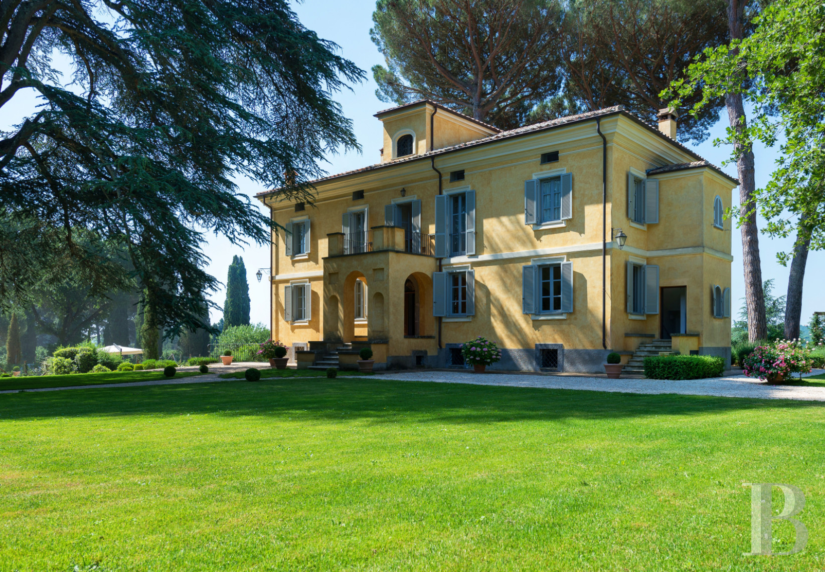 En Italie, entre Rome et Florence, une villa de la fin du 19e siècle implantée dans un vaste parc arboré - photo  n°1
